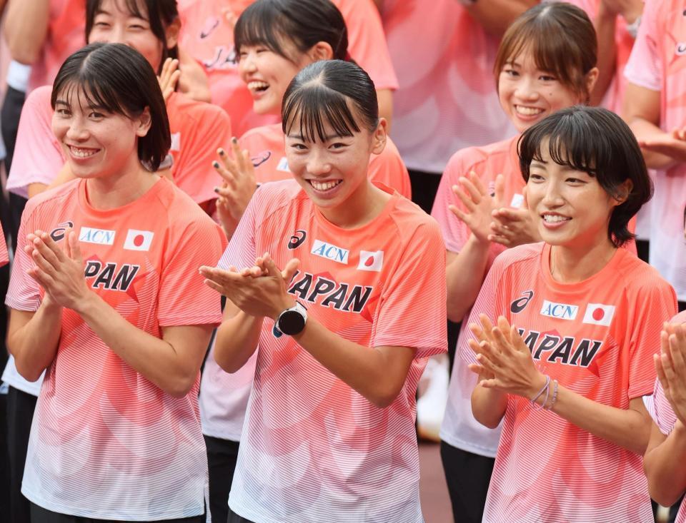 　公開練習を前に笑顔を見せる久保凛（中央）＝撮影・石井剣太郎