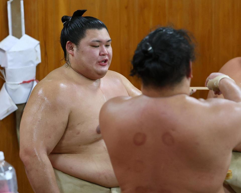 横綱審議委員会の稽古総見で豊昇龍（手前）から力水を受ける大の里　※※　＝東京・両国国技館の相撲教習所で（代表撮影）＝５日午前１０時３０分、東京・両国国技館の相撲教習所で（代表撮影）