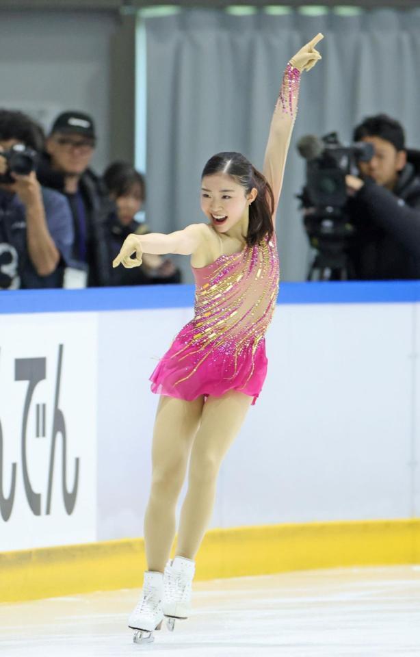 　演技を披露する千葉百音（撮影・中田匡峻）