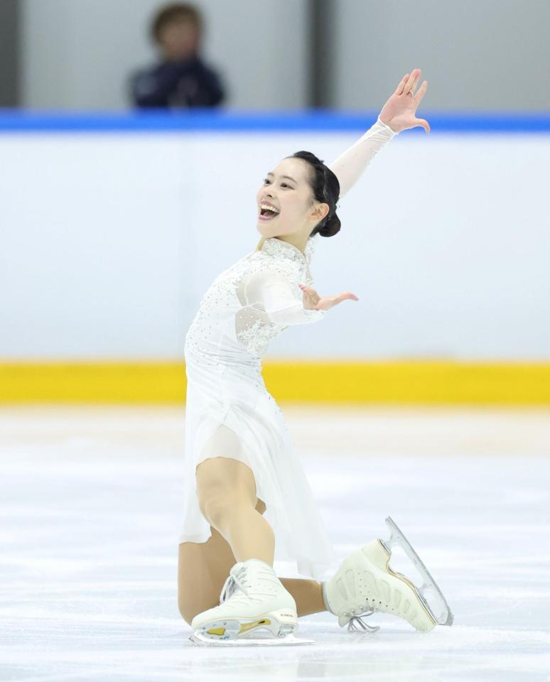 　明るい表情でフィニッシュする三宅咲綺（撮影・中田匡峻）