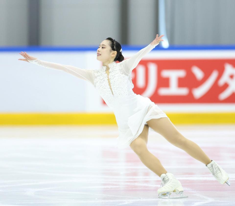 　演技を披露する三宅咲綺（撮影・中田匡峻）