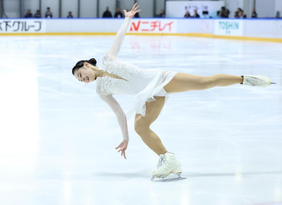 　演技を披露する三宅咲綺（撮影・中田匡峻）