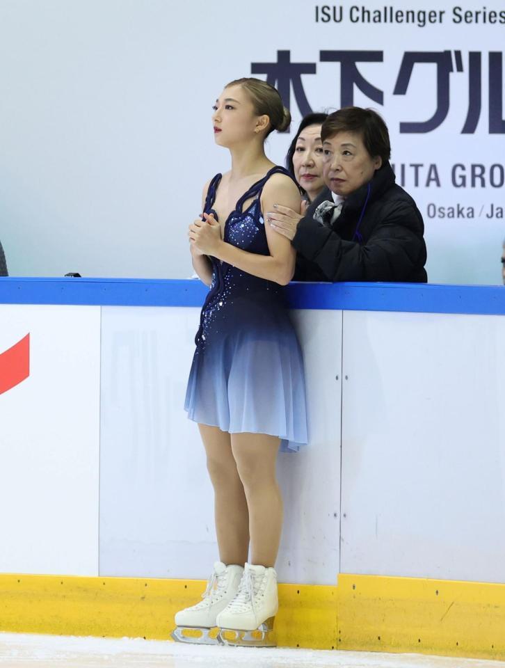 　出番前、中野園子コーチ（右）に声をかけられる坂本花織（撮影・中田匡峻）