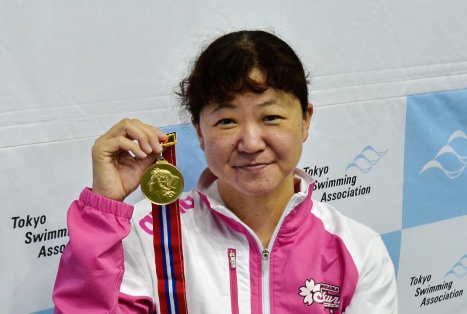 ジャパンパラで優勝して金メダルを掲げる成田真由美