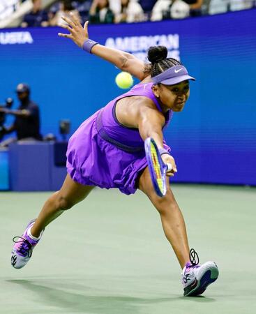 　女子シングルス準決勝でプレーする大坂なおみ（共同）