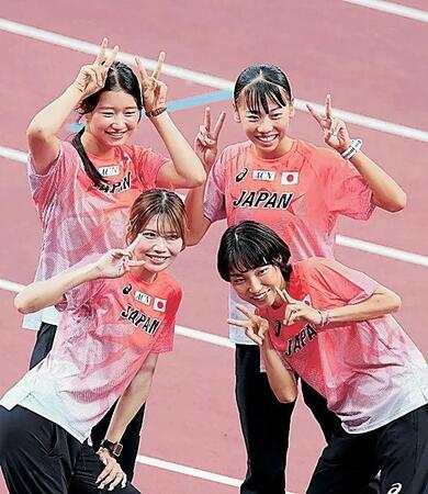 　記念撮影する（前列左から）中島ひとみ、矢田みくに（後列左から）田中佑美、久保凛＝４日