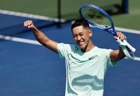 　車いすの部男子シングルスで決勝進出を決め、喜ぶ小田凱人＝ニューヨーク（共同）