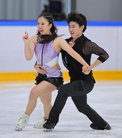 　アイスダンスＲＤで演技する吉田唄菜（左）と森田真沙也