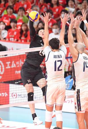 　第１セット、スパイクを決める石川祐希（撮影・開出牧）