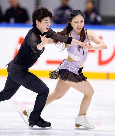 　アイスダンスＲＤで演技する吉田唄菜（右）、森田真沙也組