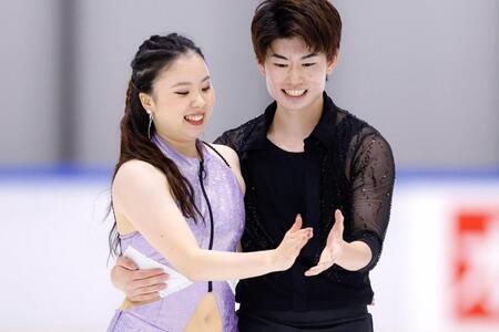 　アイスダンスＲＤで演技する吉田唄菜（左）、森田真沙也組