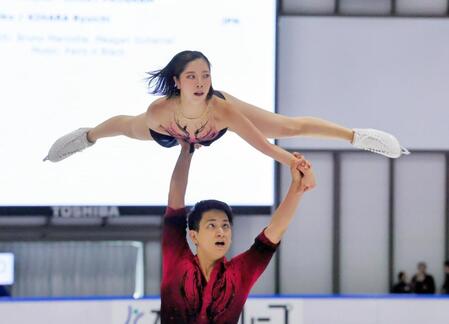 　ペアＳＰで演技する三浦璃来（上）と木原龍一