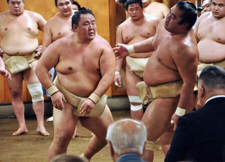 二所ノ関一門の連合稽古で汗を流す玉鷲（手前左）