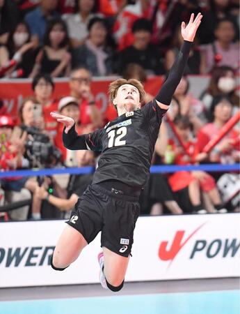 　第３セット、サーブを放つ高橋藍（撮影・開出牧）