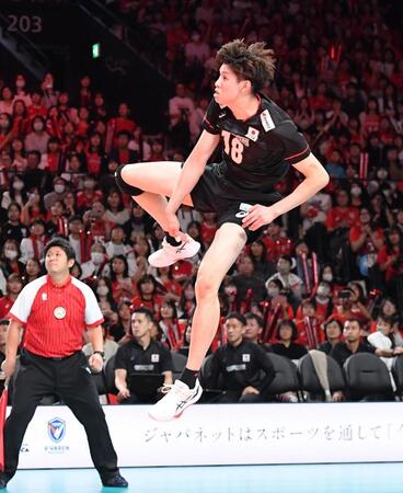 　強烈なサーブを放つ西山大翔（撮影・開出牧）