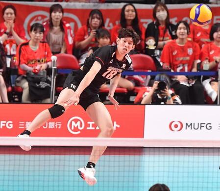 　第３セット、サーブを放つ西山大翔（撮影・開出牧）