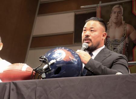 　記者会見する飯野雄貴。プロレスラー兼アメリカンフットボール選手の「二刀流」挑戦を発表した＝６日、横浜市