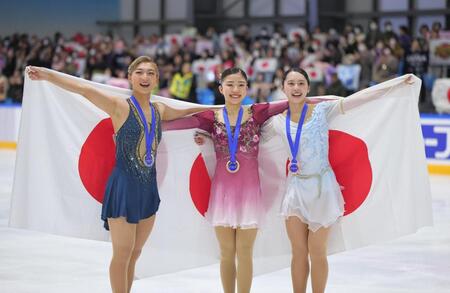 　表彰式で笑顔の優勝した千葉百音（中央）、２位の坂本花織（左）、３位の三宅咲綺