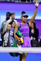 　女子シングルス準決勝で敗れ、歓声に応えながらコートを後にする大坂なおみ