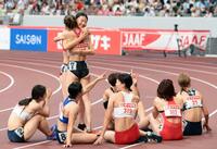 　優勝し２位の中島ひとみと抱き合う田中佑美＝６日