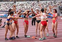 　順位が確定し、輪を作る（左３人目から）田中佑美、寺田明日香、中島ひとみら＝７月６日