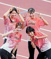 　記念撮影する（前列左から）中島ひとみ、矢田みくに（後列左から）田中佑美、久保凛＝４日