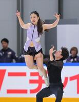 　アイスダンスＲＤで演技する吉田唄菜（上）と森田真沙也