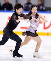 　アイスダンスＲＤで演技する吉田唄菜（右）、森田真沙也組