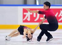 　ペアＳＰで演技する三浦璃来（左）と木原龍一