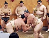 　二所ノ関一門の連合稽古で琴桜（左）と相撲を取る大の里