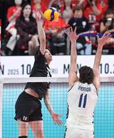 　第３セット、スパイクを打つ西山大翔（撮影・開出牧）