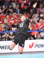 　第３セット、サーブを放つ高橋藍（撮影・開出牧）