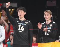 　第５セット、日本の得点にベンチでガッツポーズの石川祐希（左）と拍手をする高橋藍（撮影・開出牧）