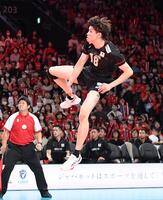 　強烈なサーブを放つ西山大翔（撮影・開出牧）