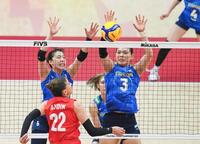 　トルコとの準決勝でブロックする島村（３）ら（ＡＰ＝共同）