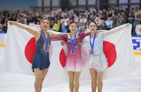 　表彰式で笑顔の優勝した千葉百音（中央）、２位の坂本花織（左）、３位の三宅咲綺