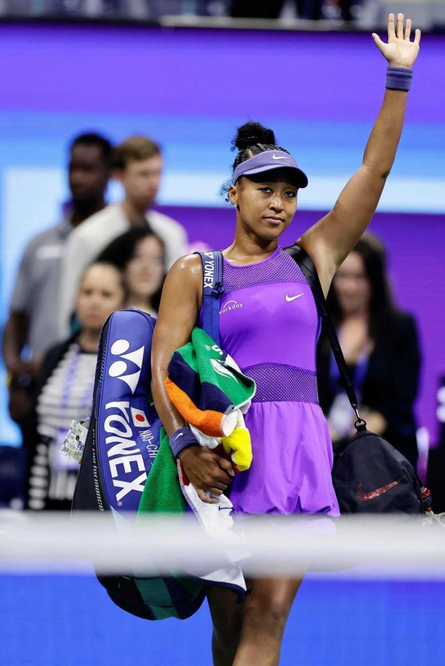 　女子シングルス準決勝で敗れ、歓声に応えながらコートを後にする大坂なおみ