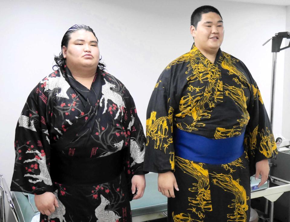 　新弟子検査を受けたオチルサイハン（左）とオトゴンバト