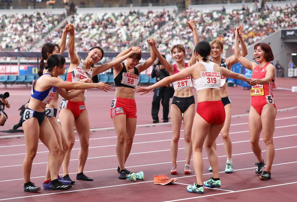 　順位が確定し、輪を作る（左３人目から）田中佑美、寺田明日香、中島ひとみら＝７月６日