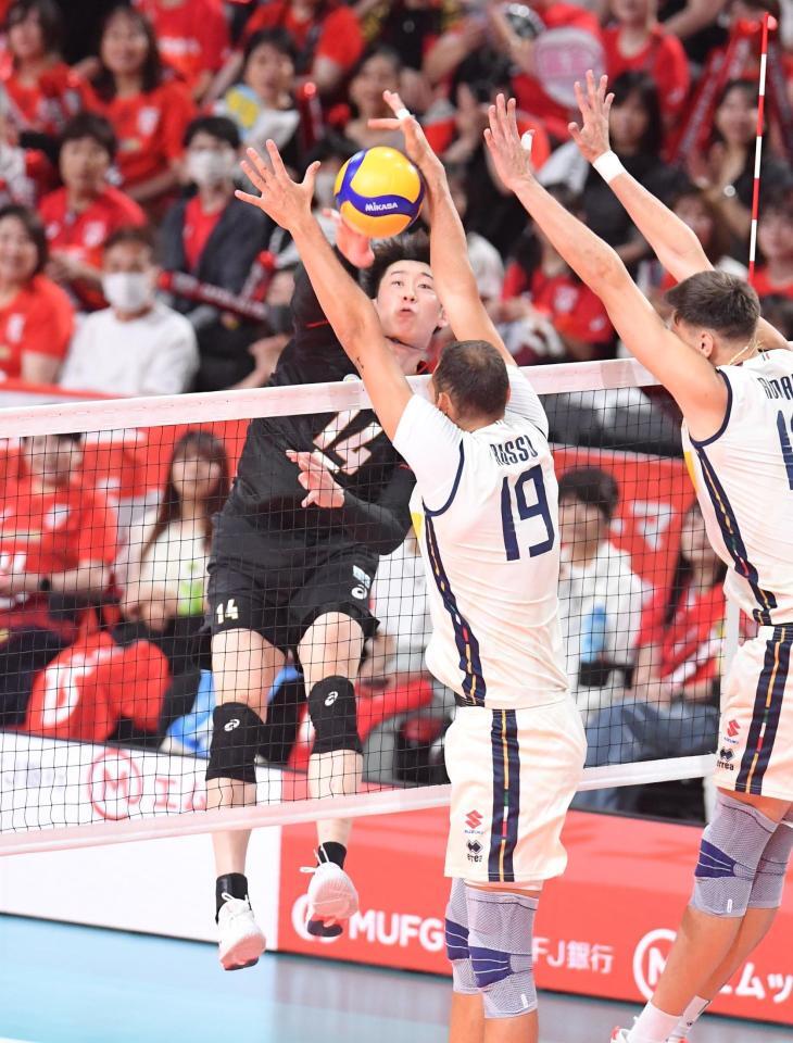 　第１セット、スパイクを打つ石川祐希（撮影・開出牧）