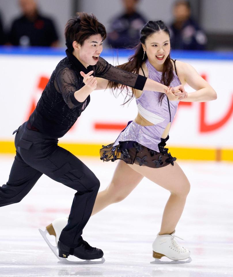 　アイスダンスＲＤで演技する吉田唄菜（右）、森田真沙也組