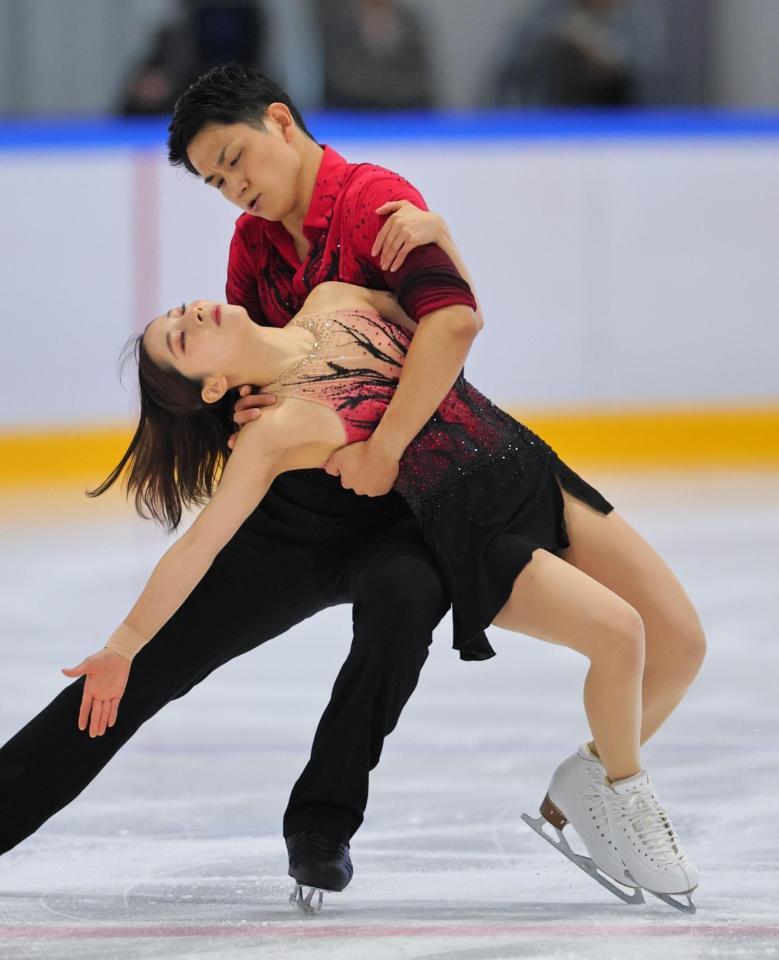 　ペアＳＰで演技する三浦璃来（下）と木原龍一