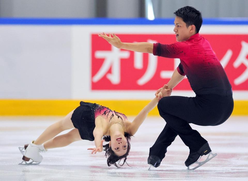 　ペアＳＰで演技する三浦璃来（左）と木原龍一