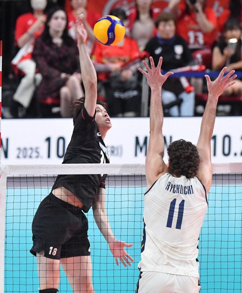 　第３セット、スパイクを打つ西山大翔（撮影・開出牧）