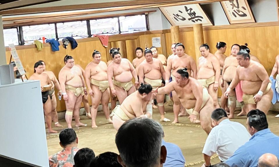 　王鵬（左）と稽古を行う玉鷲