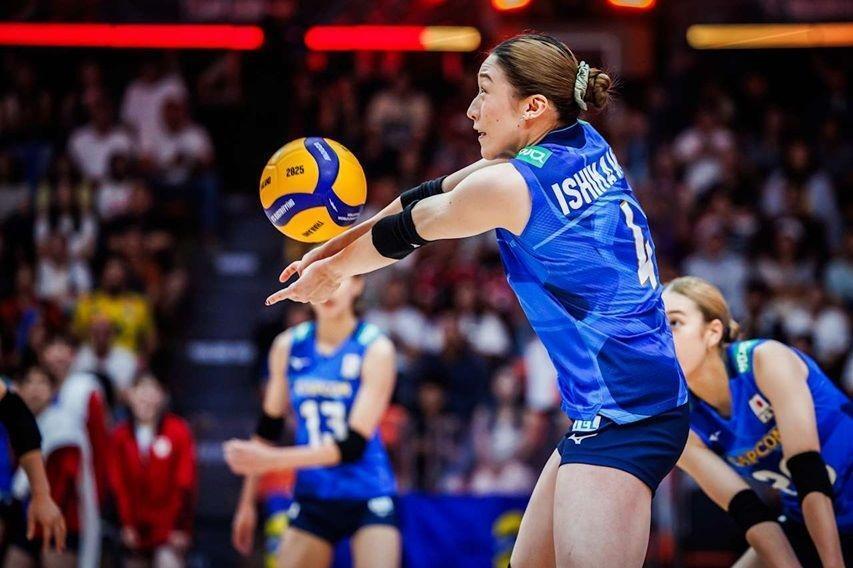 　レシーブする石川真佑　©Ｖｏｌｌｅｙｂａｌｌ　Ｗｏｒｌｄ