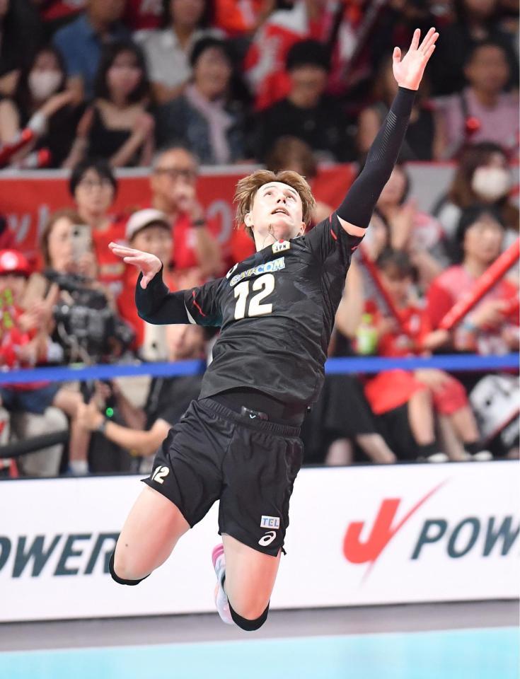 　第３セット、サーブを放つ高橋藍（撮影・開出牧）