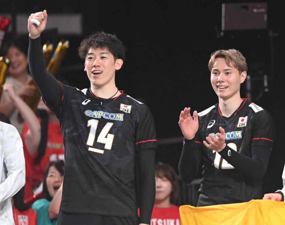 　第５セット、日本の得点にベンチでガッツポーズの石川祐希（左）と拍手をする高橋藍（撮影・開出牧）