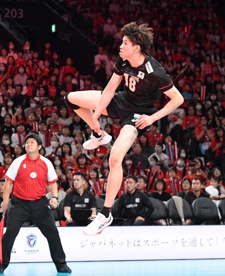 　強烈なサーブを放つ西山大翔（撮影・開出牧）