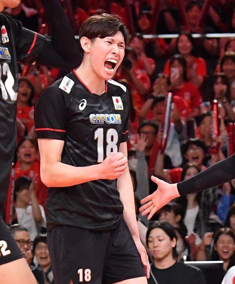 　第５セット、ブロックを決め雄たけびを上げる西山大翔（撮影・開出牧）